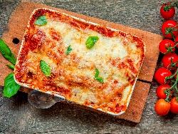 Лазаня с кайма, гъби, доматен сос и топено пушено сирене - снимка на рецептата